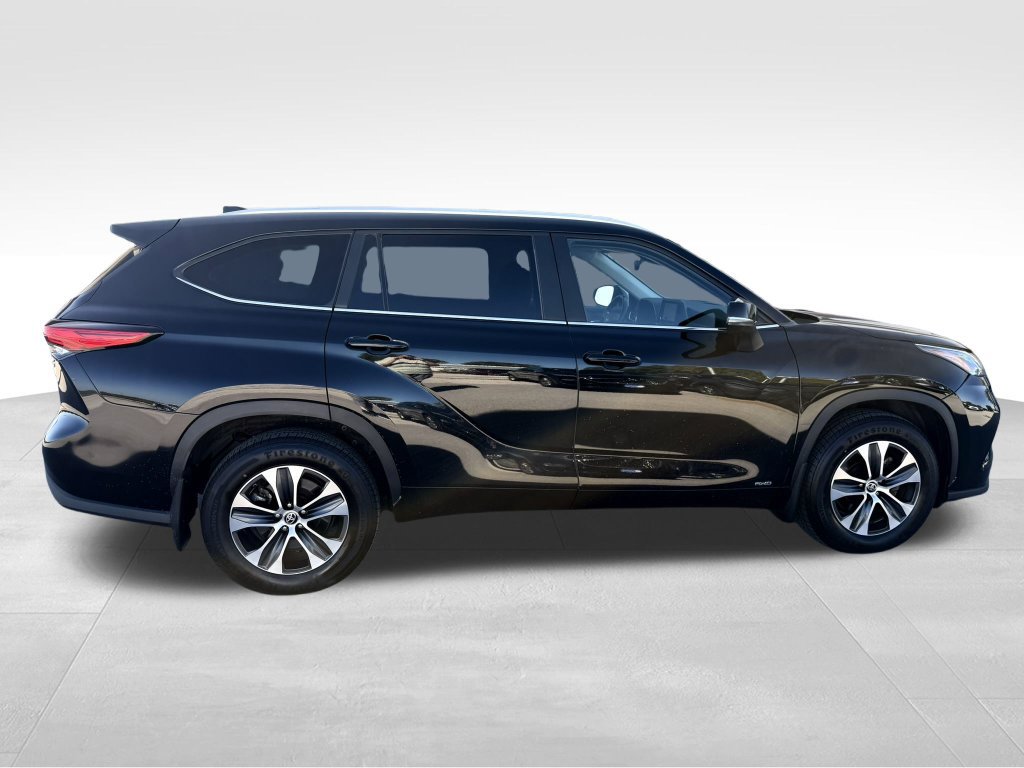 Used 2023 Toyota Highlander XLE AWD/4WD image 3