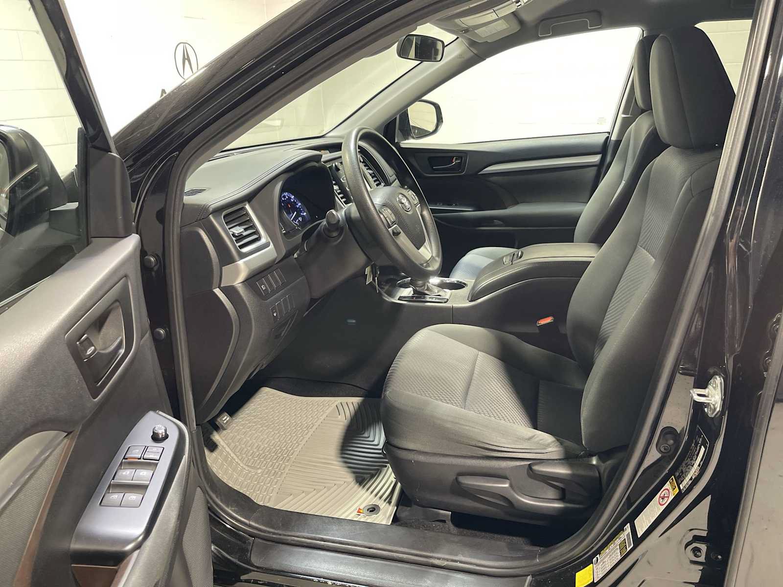 Used 2019 Toyota Highlander LE AWD/4WD image 2