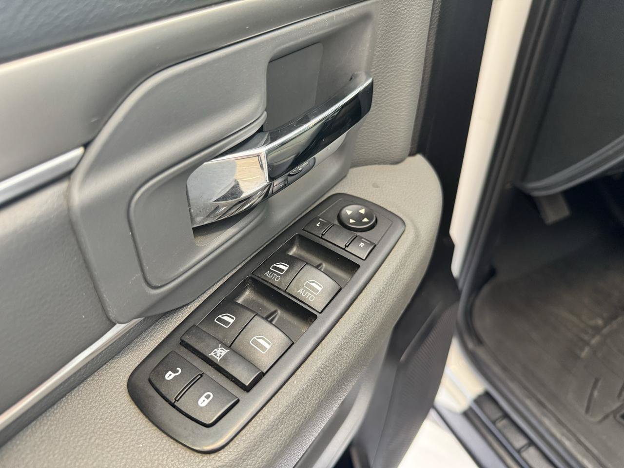 Used 2016 RAM 1500 Classic SLT w/ Protection Group AWD/4WD image 9