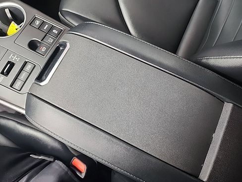 Used 2023 Toyota Highlander L image 43