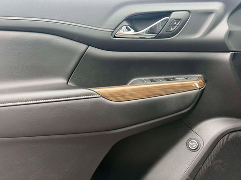 Used 2023 GMC Acadia SLE w/ Driver Convenience Package image 17