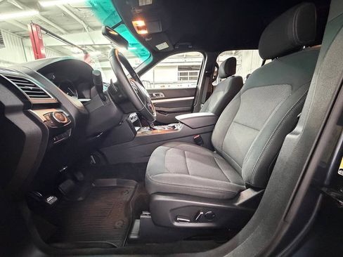 Used 2017 Ford Explorer XLT w/ XLT Technology Feature Bundle AWD/4WD image 8