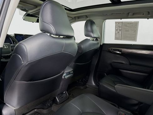 Certified 2021 Toyota Highlander Platinum FWD image 36