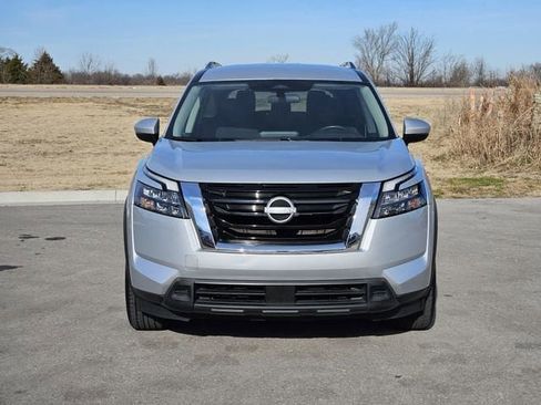 Used 2025 Nissan Pathfinder SV image 2