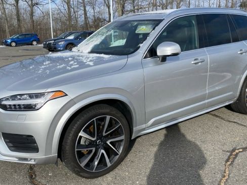 Used 2022 Volvo XC90 T6 Momentum image 5