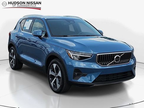 Used 2025 Volvo XC40 B5 Plus AWD/4WD image 1