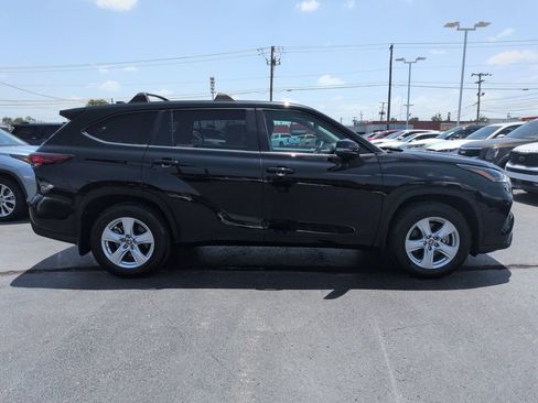 Used 2023 Toyota Highlander LE AWD/4WD image 6