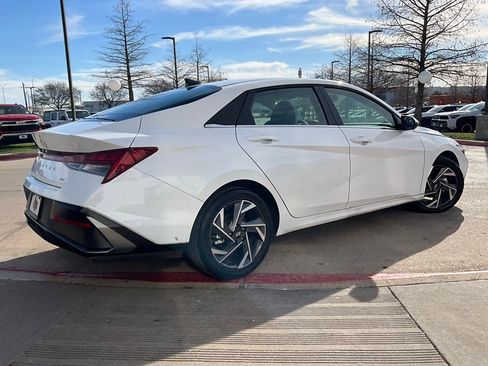 Used 2025 Hyundai Elantra Limited image 6