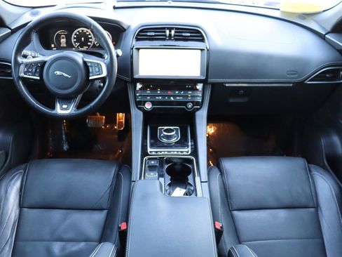 Used 2018 Jaguar F-PACE R-Sport image 9