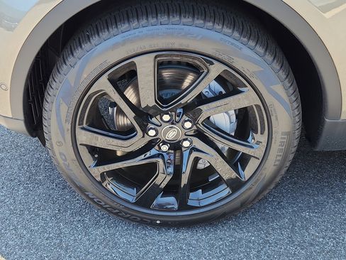 Used 2025 Land Rover Discovery S image 9