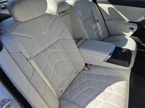 Certified 2025 BMW 740i w/ Premium Package image 30