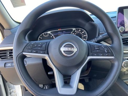 Used 2025 Nissan Altima 2.5 SV FWD image 35