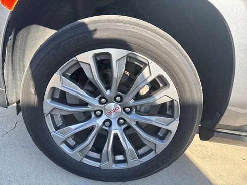 Used 2021 GMC Yukon Denali w/ Denali Premium Package image 9