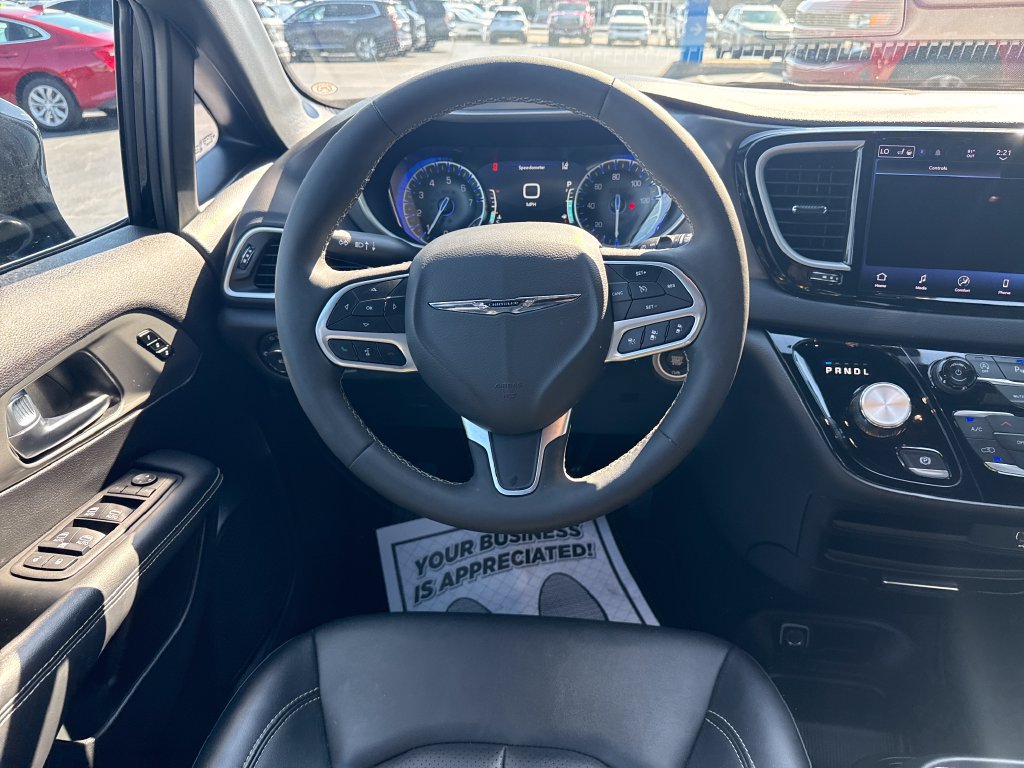 Used 2026 Chrysler Pacifica Select FWD image 16