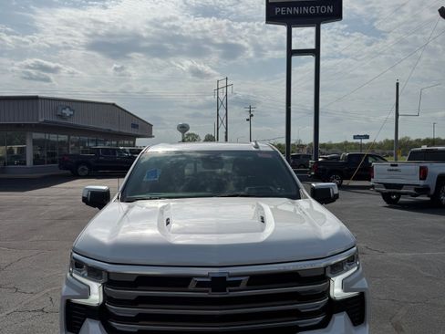Used 2022 Chevrolet Silverado 1500 High Country w/ High Country Premium Package image 2