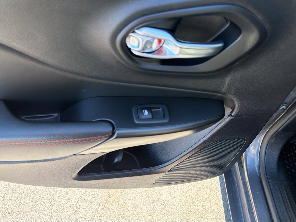 Used 2022 Jeep Cherokee Trailhawk AWD/4WD image 32