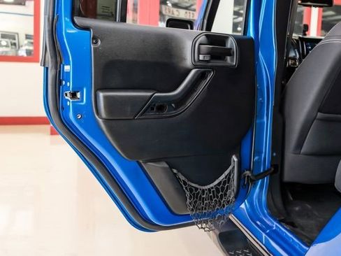 Used 2015 Jeep Wrangler Unlimited Sahara w/ Connectivity Group image 41