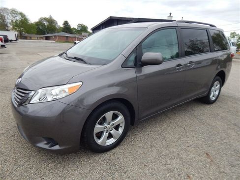 Used 2017 Toyota Sienna LE FWD image 3