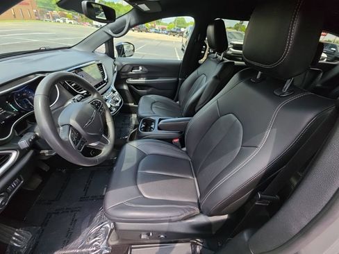 Used 2025 Chrysler Pacifica Select FWD image 17
