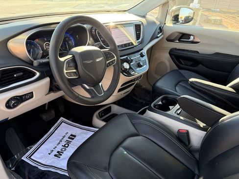 Used 2024 Chrysler Pacifica Touring-L image 8