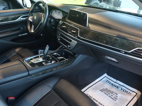 Used 2018 BMW 740i image 11