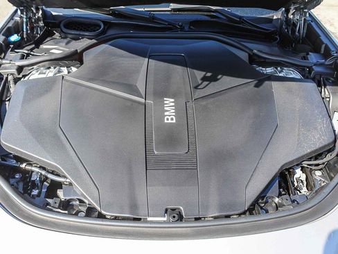 Certified 2025 BMW i7 eDrive50 w/ Premium Package image 27