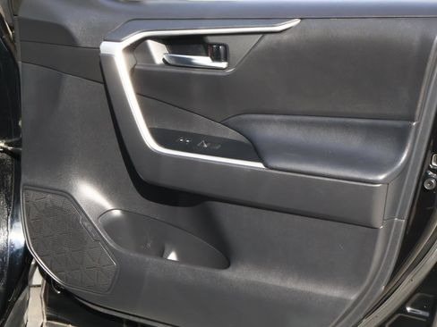 Used 2020 Toyota RAV4 XLE image 17
