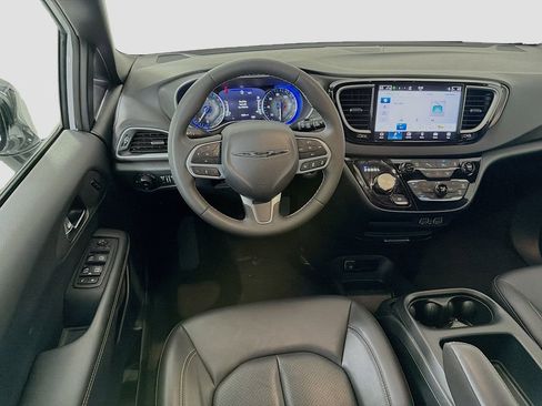 Used 2025 Chrysler Pacifica Select FWD image 24