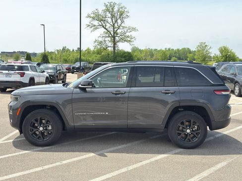 Used 2022 Jeep Grand Cherokee Limited AWD/4WD image 2