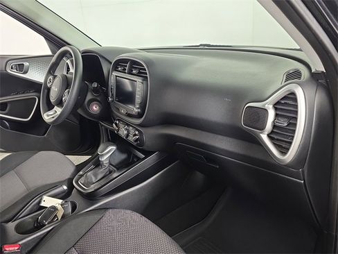 Used 2022 Kia Soul LX image 18