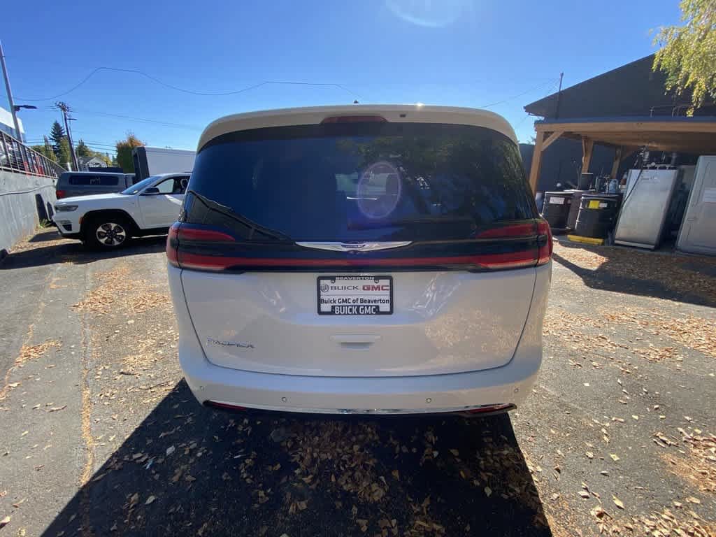 Used 2025 Chrysler Pacifica Select FWD image 5