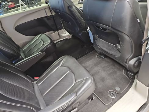 Used 2023 Chrysler Pacifica Touring-L FWD image 11