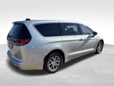 New 2026 Chrysler Pacifica Select image 5