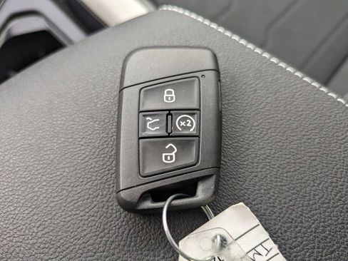 New 2026 Volkswagen Taos SE image 28