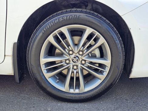 Used 2015 Toyota Camry SE w/ Moonroof Package FWD image 9