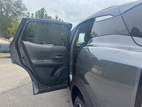 Used 2025 Nissan Kicks SR image 18