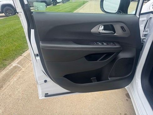 New 2027 Chrysler Pacifica Select FWD image 8