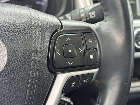 Used 2019 Toyota Highlander XLE AWD/4WD image 22