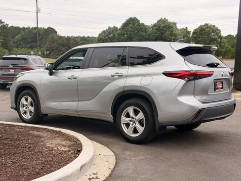 Used 2023 Toyota Highlander LE AWD/4WD image 9