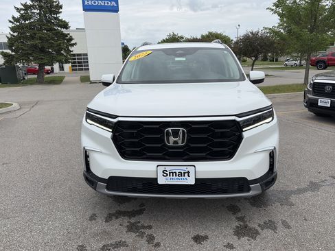 Used 2025 Honda Pilot Elite image 2
