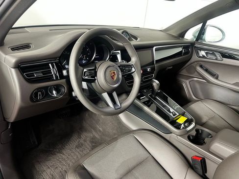 Certified 2025 Porsche Macan image 4