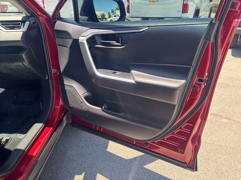 Used 2021 Toyota RAV4 LE AWD/4WD image 18