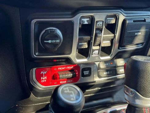 Used 2019 Jeep Wrangler Unlimited Rubicon w/ Cold Weather Group AWD/4WD image 34