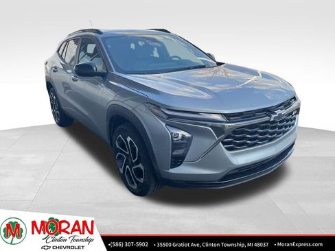 Used 2025 Chevrolet Trax RS w/ Driver Confidence Package image 2