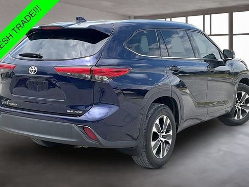 Used 2021 Toyota Highlander XLE AWD/4WD image 6