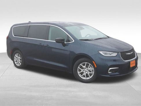Certified 2024 Chrysler Pacifica Touring-L image 3