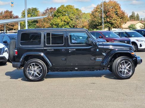 Used 2024 Jeep Wrangler Unlimited image 4