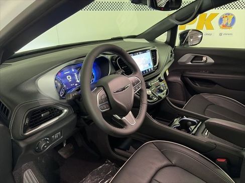 New 2026 Chrysler Pacifica Limited FWD image 23