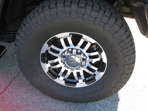 Used 2005 HUMMER H2 w/ Preferred Equipment Group image 11