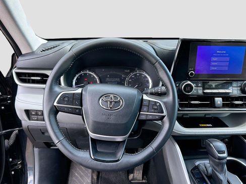 Used 2024 Toyota Highlander XLE FWD image 38